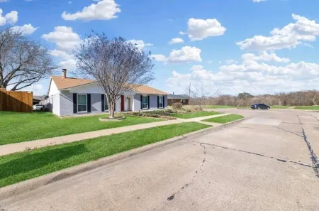 THE COZY COLONY GETAWAY-4BD/2BA 2 KING SUITES Отели в г. Колони