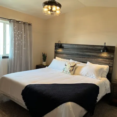 Luxury Stay w/Coffee Bar & Movie Room, 2 King Suites, Firepit — Black Hills View
