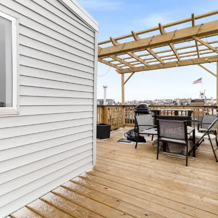 Beautifully Renovated row House in Trendy Canton, private parking driveway