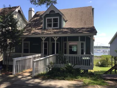 Totally Renovated Waterfront Cottage, Snowbird's Paradise, Boater's Dream Hotels in der Nähe von Spanish Moss Trail