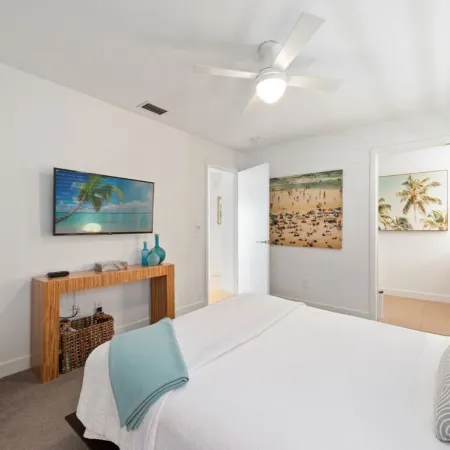 Modern, Luxurious Villa in Park Shore w/Private Beach Access & Heated Pool