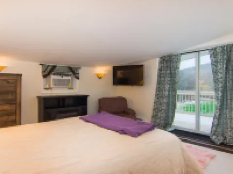 Hog Mountain Chalet • Hot Tub • Near Belleayre Hotels in Middletown