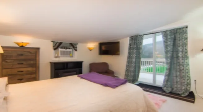 Gorgeous Ski Chalet - 7 miles from Belleayre with hot tub