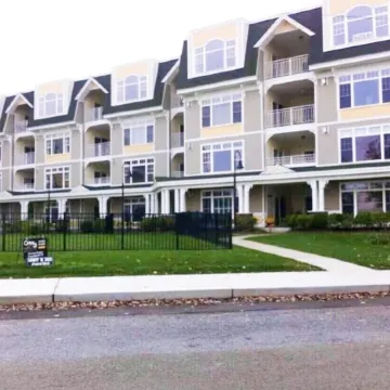 Lakeside Brand New Luxury Condo⚓️