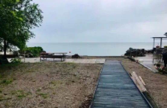 "SEASHELL" 4 Bedroom Home  Steps from Lake Erie Sleeps 13