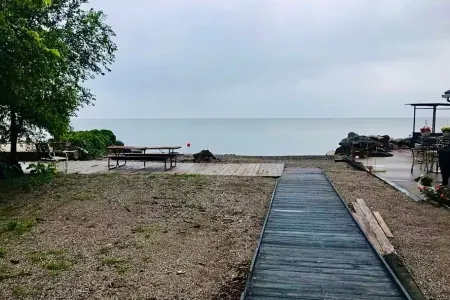 "SEASHELL" 4 Bedroom Home  Steps from Lake Erie Sleeps 13