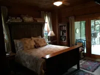 Beautiful Log Cabin with river access to The Watagua. Newly  added Fire Pit
