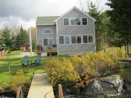 New Beam construction house on pristine Back Lake Отели в г. Питтсбург