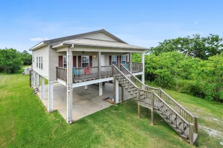 Beachfront cottage with pool perfect for families