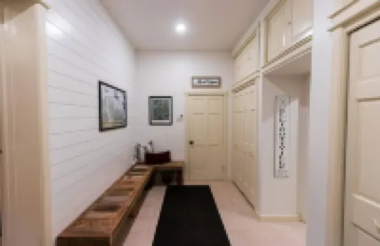 Walk to HoliMont! Cozy Creekside Haven in Downtown Ellicottville