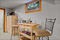 HotTub! 5 minutes to the Seatac Airport + Large Private Backyard