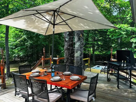 Deluxe Retreat-HTub-Pool Table-Fire Pit-Sauna-Gym Отели в г. Олбани