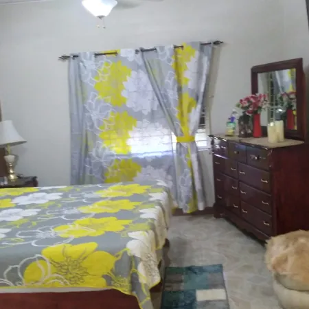 Charming Kingston Getaway - Private Room with Shared Facilities