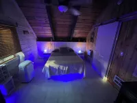 Log Cabin in the Pines with short walk to Downtown. Weekly Discounts