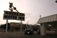 Andrews Motor Inn - parking