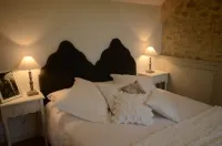 Quiet, bright upscale holiday cottage in the center of Bayeux, with garden