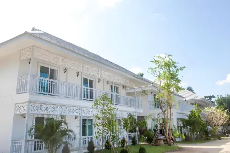 Moeimanee Resort Отели рядом с достопримечательностью «Mae Sot Tourism Centre»