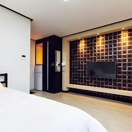 Daecheon Dazzle Pension Отели рядом с достопримечательностью «Пляж Тэчхон»