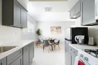 5 Mins to DT Alhambra - Homey 2BR Apt W King Bed