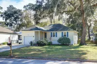 Island Retreat! LOW CLEAN FEE! 10 mins to Bustling Downtown Sav & Tybee Island