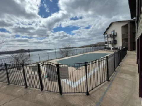 Renovated 2-bed / 2-bath condo POOLSIDE & LAKEFRONT!