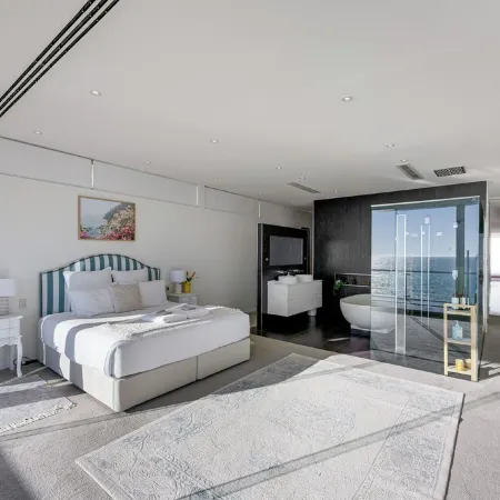 Henley Beachfront Luxury Home With Private Pool, Spa And Sauna!