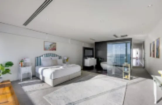 Henley Beachfront Luxury Home With Private Pool, Spa And Sauna!