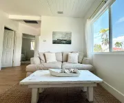 The Bonita Bitty Cottage -2 bed/1 bath waterfront cottage a mile from the beach!