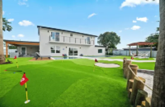 Lakefront Luxe Home/Heated Pool/Spa/Playroom & BBQ Hotels in Miami Gardens