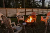 Stylish Durham Getaway Near Duke / DT - Fun Backyard