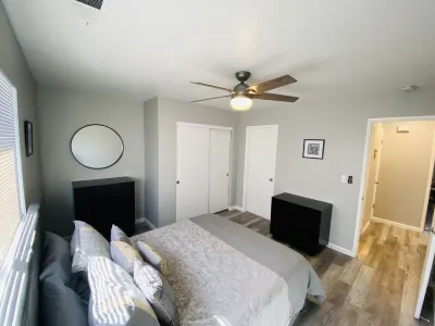 Beautifully Remodeled Modern Retreat W/Garage! Hotel in zona Gallo Center for the Arts