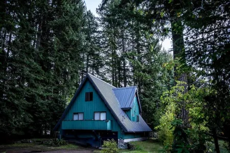 Beautiful, Cozy, Riverfront A-Frame Cabin+Hot tub Отели рядом с достопримечательностью «La Wis Wis Campground»