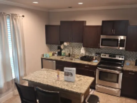 Larger 7+ Bed Home  With Movie Theater near SanAntonio & Randolph Air force base Hoteles en Universal City