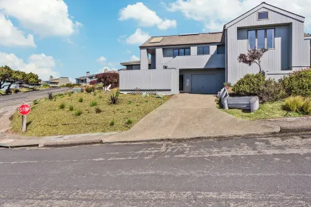 Pelican's Rest, by Vinifera Homes