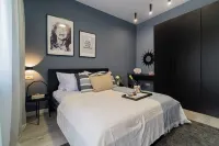 Chic Black & White 2Br Retreat on Dambovitei Hotell i Sektor 5