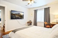 Modern Rustic 3 -bedroom 2 Bathrooms Carport Hotels in 