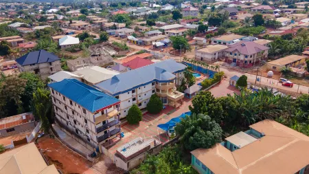 Glamossay Hotel Отели в г. Суньяни