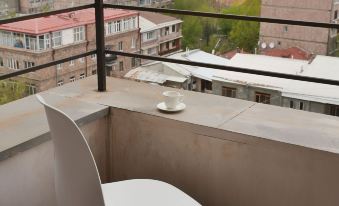 Chic 1BR Cascade Views and Near Opera