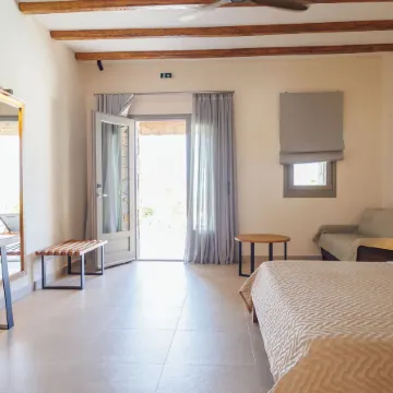 Kouros Blanc Resort & Suites