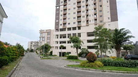 Compact and Tidy Studio at Puncak Dharmahusada Apartment Отели в г. Mulyorejo