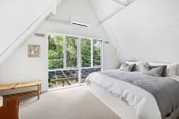 The Coast & Country Cottage - balcony