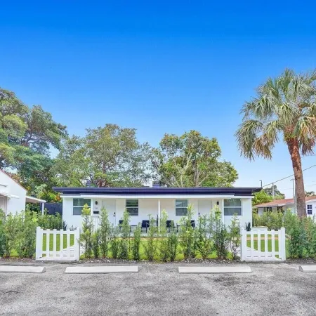 Modern Hallandale Apt w/ Backyard Near Beach Отели в г. Халландейл Бич