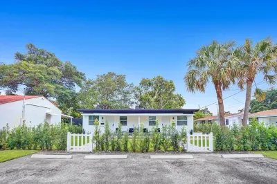 Modern Hallandale Apt w/ Backyard Near Beach Các khách sạn gần Oreste Blake Johnson Park