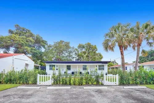 Modern Hallandale Apt w/ Backyard Near Beach