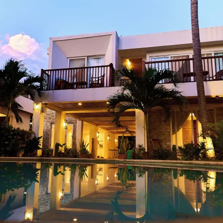 Aaki Hotel