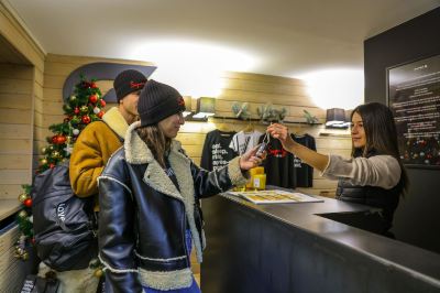 Front Desk Super G Photo