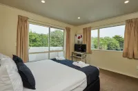 The White Morph - Heritage Collection Hotels near Encounter Kaikoura (Dolphin Encounter)