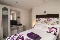 Lodge - Sleeps 6 with Pool Access