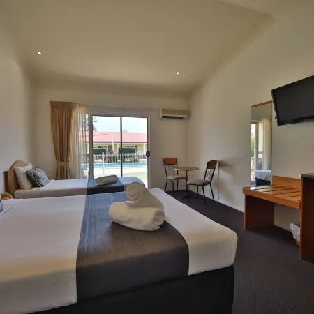 Emerald Explorers Inn