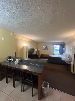 Shary Inn and Suites Hotels near Leo Najo Baseball Field
